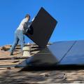 Solarpanel wird auf Dach montiert_@unsplash_bill_mead