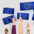 Hände schwenken Flaggen der EU, Curated lifestyle auf unsplash.com